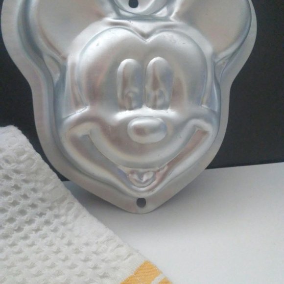 Wilton Mickey Mouse Individual Cake Pan Mini Mold - Picture 8 of 11